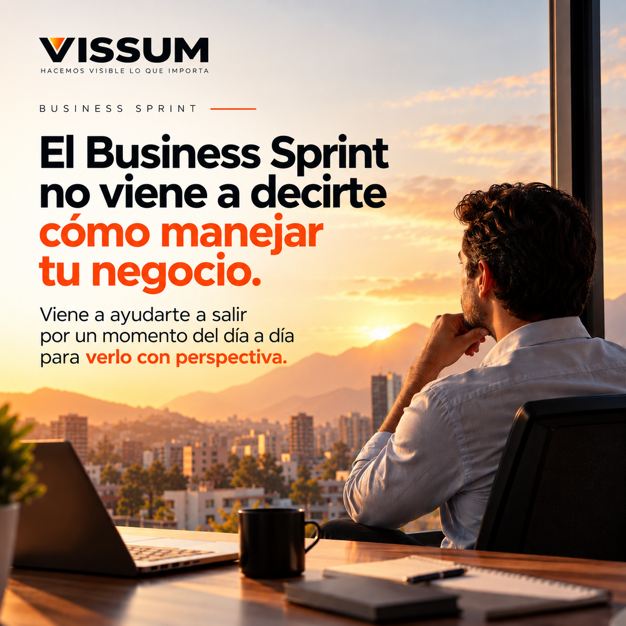 Business Sprint: te ayuda a salir por un momento del día a día para ver tu negocio con perspectiva. Una persona contempla la ciudad al atardecer desde su oficina.